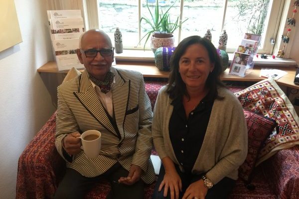 Heilpraktikerin Claudia Felsensteiner mit Prof. Misra mit Prof. Misra